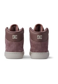 Höga sneakers med en mjuk mauve mockautvändning, vadderad krage och beigefärgad gummisula. Har en DC-logotyp bakpå.