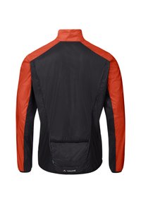 Giacca da uomo nera e arancione. Materiale in nylon leggero, con colletto alto, schiena intera e un grande design della tasca posteriore.