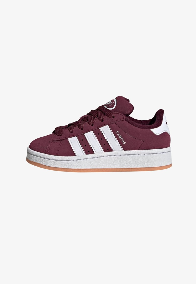 Baskets Adidas Campus bordeaux avec des bandes blanches, un languette de talon blanche et une semelle couleur gomme, vue de côté.