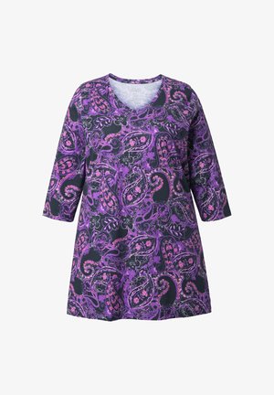Paarse en zwarte tuniek met een paisley patroon en bloemrijke accenten, V-hals en driekwartmouwen. Zachte stoftextuur.