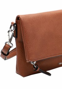 Bolso bandolera de imitación cuero marrón con solapa, bolsillo con cremallera y herrajes plateados. Presenta una correa desmontable y una superficie texturizada.