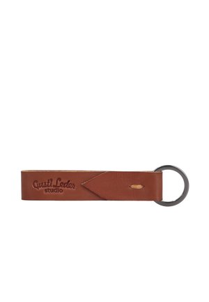 Braunes Leder-Schlüsselband mit eingeprägtem Text "Gusti Leder studio" und einem silbernen Metall-Schlüsselring an einem Ende.