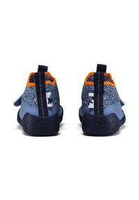 Niebieskie buty z teksturowaną cholewką z dzianiny, z pomarańczowymi akcentami, zamszowym obcasem i wzorzystą gumową podeszwą. Tylny uchwyt ułatwiający zakładanie.