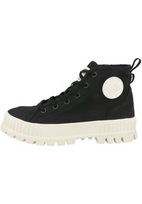 Botte montante en toile noire avec semelle en caoutchouc blanche, bout arrondi et détail de logo circulaire sur le côté. Équipée de lacets et d'une languette à l'arrière.
