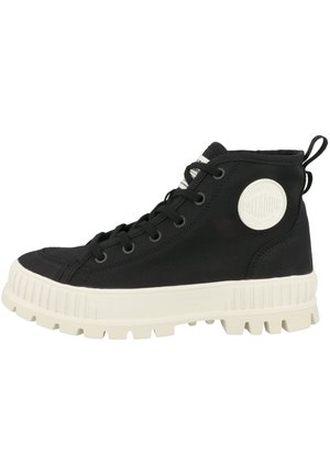 Botte montante en toile noire avec semelle en caoutchouc blanche, bout arrondi et détail de logo circulaire sur le côté. Équipée de lacets et d'une languette à l'arrière.