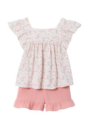 Zweiteiliges Mädchenoutfit mit weißem Oberteil mit Rüschenärmeln und rosa Shorts mit Rüschen am Saum.