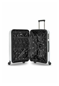 Maleta rígida blanca con compartimentos con cremallera, interior negro con un patrón de logo, divisores y asa retráctil con ruedas.