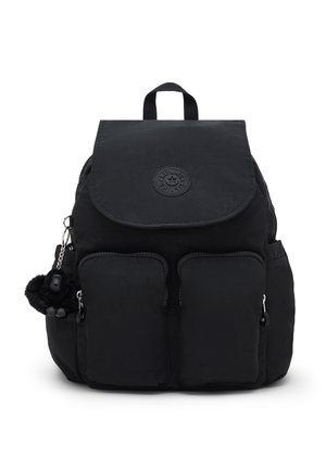 Zaino nero con due tasche frontali con cerniera, chiusura a patta, maniglia superiore e un piccolo portachiavi peluche attaccato al lato.