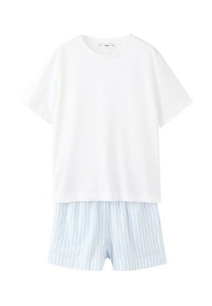 Biele tričko s krátkym rukávom a okrúhlym výstrihom v kombinácii so svetlomodrými a bielymi prúžkovanými šortkami.