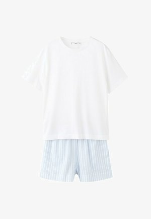 Weißes T-Shirt mit kurzen Ärmeln und Rundhalsausschnitt, kombiniert mit hellblauen und weißen Shorts mit vertikalen Streifen.