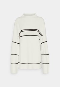 Suéter de punto blanco con un cuello alto, mangas largas y rayas horizontales negras con un patrón texturizado en el pecho.