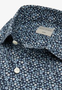 Granatowa koszula w kwiaty z małymi jasnoniebieskimi i białymi wzorami, z zapinaniem na guziki oraz metką z logo "DAN JOHN SLIM."