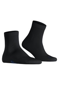 Schwarze Knöchelsocken mit gerippten Bündchen, glatter Textur, verstärkter Zehenbereich und blauem Markendetail an der Seite.