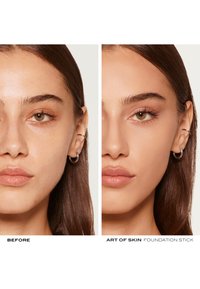 Dwa portrety zbliżeniowe twarzy, obok siebie. Po lewej stronie pokazana jest naga skóra, a po prawej poprawiony odcień skóry z zastosowanym podkładem w sztyfcie.