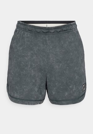 Shorts de sport gris foncé avec une texture marbrée subtile, une taille élastique et un petit patch logo sur l'ourlet inférieur.