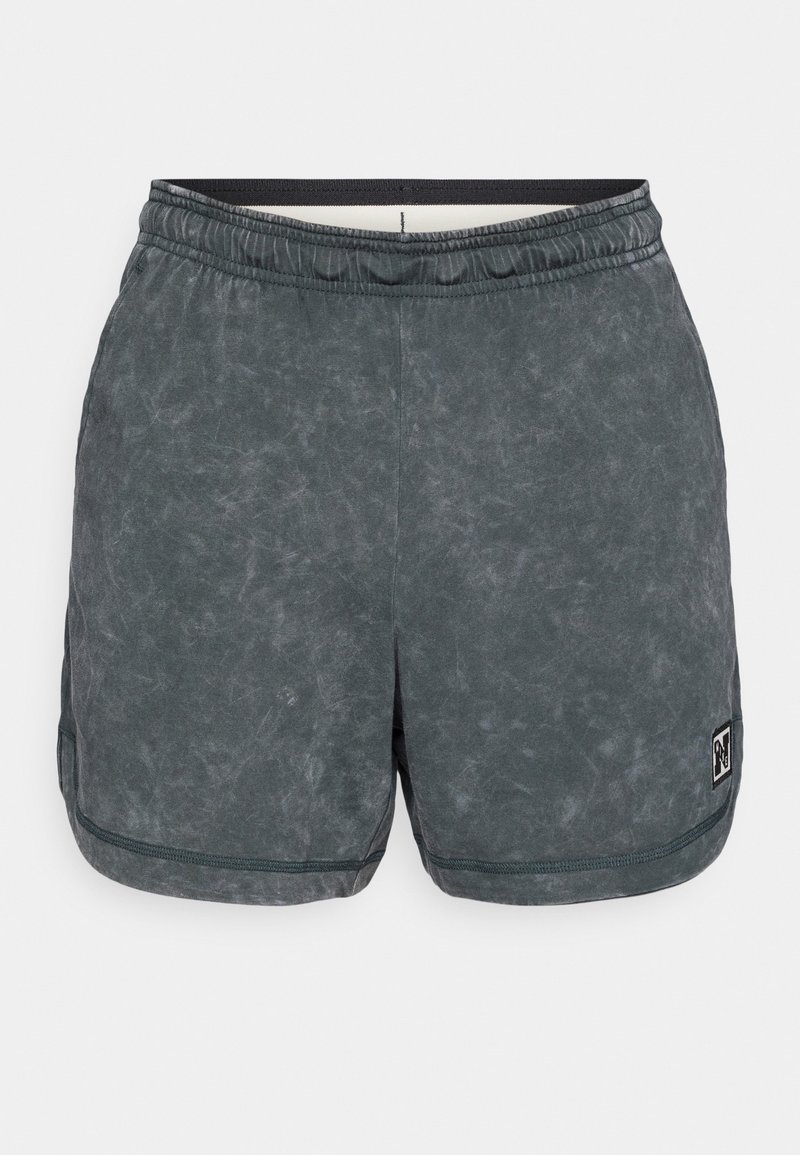 Dunkelgraue Sportshorts mit feiner marmorierter Textur, elastischem Bund und einem kleinen Logopatch am unteren Saum.