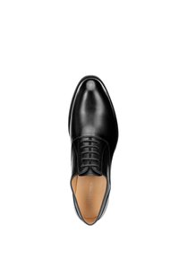 Zwarte gepolijste leren oxford schoen met gesloten veters en een tan interieur, van bovenaf bekeken op een witte achtergrond.