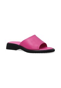 Roze leren slip-on sandalen met een brede band en een lage zwarte rubberen zool. Zachte textuur, open teen ontwerp en afgeronde voorranden.