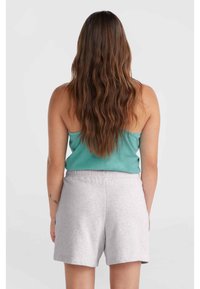 Türkises Tanktop und graue Baumwollshorts. Das Tanktop hat dünne Träger und einen lockeren Schnitt, während die Shorts bis zur Mitte des Oberschenkels reichen und einen elastischen Bund haben.