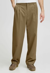 Pantalons met plooien in olijfgroen stof, met een rechte pijpdesign en knoopsluiting. Inclusief zijzakken en een gladde afwerking.