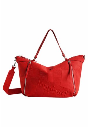 Rød skuldertaske med tekstur, to lukkede lodrette lynlåse, aftagelig rem og præget mærkenavn foran.