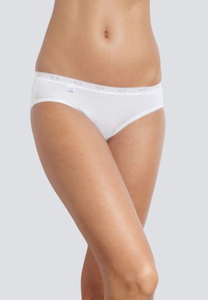 Slip di cotone bianco con bordi in pizzo e piccolo logo sul davanti. Presenta un design a vita bassa con una texture liscia e senza motivi visibili.