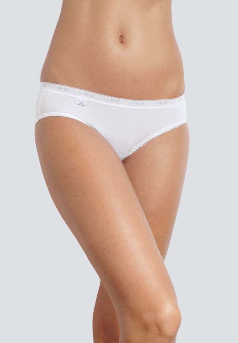 Slip di cotone bianco con bordi in pizzo e piccolo logo sul davanti. Presenta un design a vita bassa con una texture liscia e senza motivi visibili.
