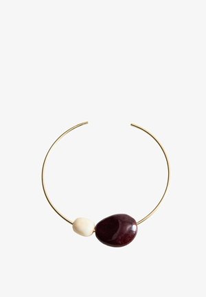 Collier ras du cou en métal couleur or ouvert avec une grande pierre rouge foncé et une pierre blanche plus petite.