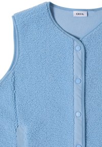 Veste sans manches en polaire bleu clair avec des boutons-pression sur le devant et un col rond, estampillée "CECIL" à l'intérieur du col.