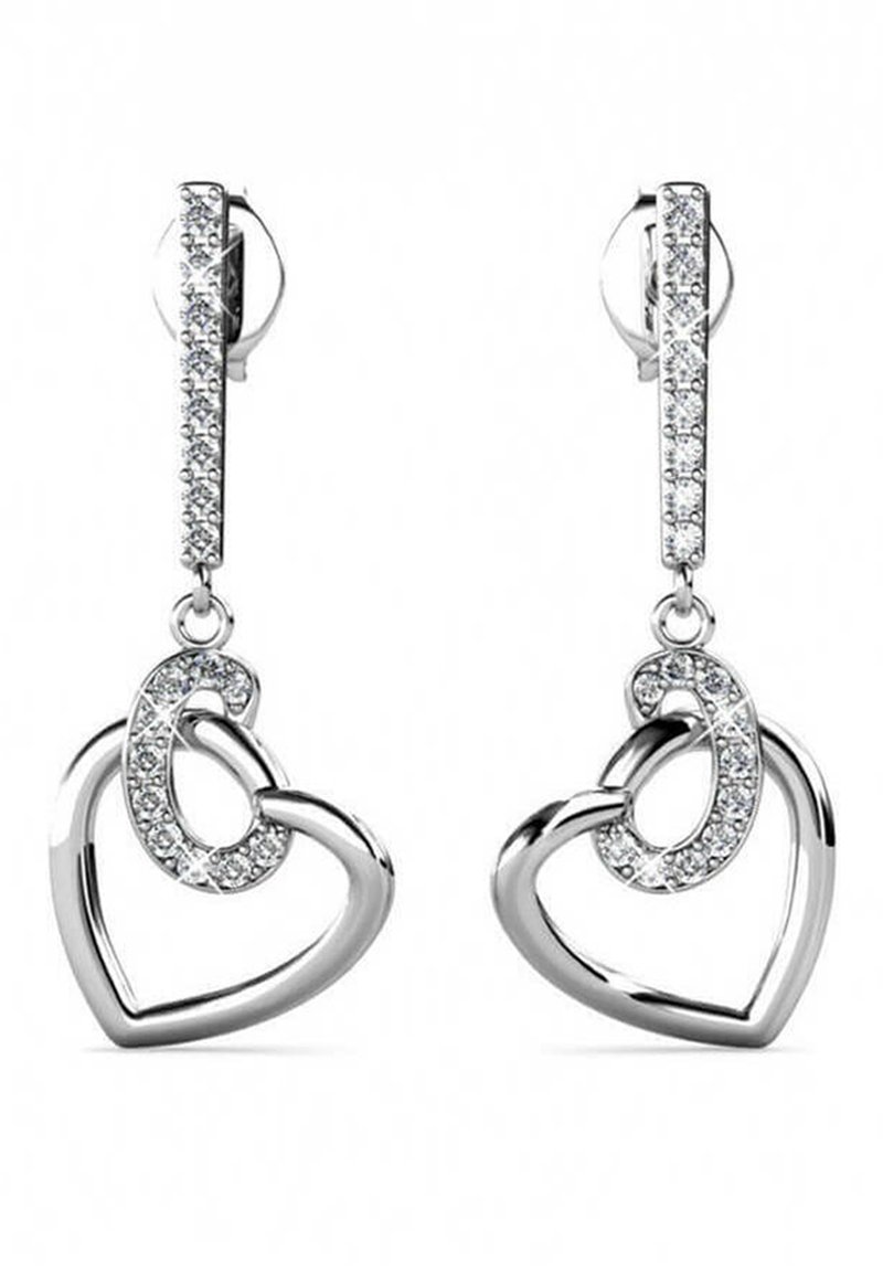 Silberne herzförmige Ohrringe mit verknüpftem Design, verziert mit klaren Kristallen an einem geraden Stecker. Verstellbarer Verschluss.