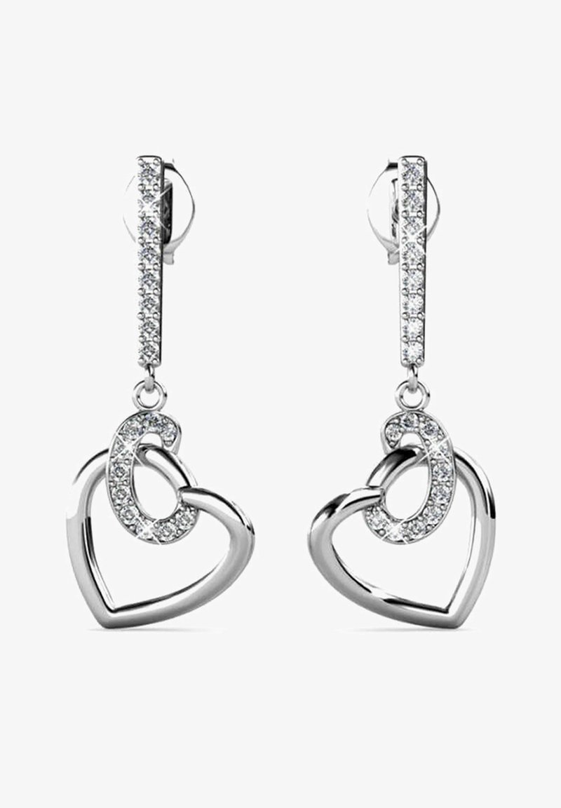 Silberne herzförmige Ohrringe mit verknüpftem Design, verziert mit klaren Kristallen an einem geraden Stecker. Verstellbarer Verschluss.