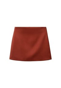 Una falda corta de color óxido, hecha de una tela suave, con un corte recto y sin costuras o adornos visibles.
