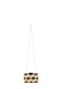 Clutch geometrico nero e beige con dettagli dorati; presenta una tracolla a catena e una finitura lucida. Forma rettangolare con chiusura a fibbia.