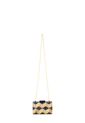 Clutch geometrico nero e beige con dettagli dorati; presenta una tracolla a catena e una finitura lucida. Forma rettangolare con chiusura a fibbia.