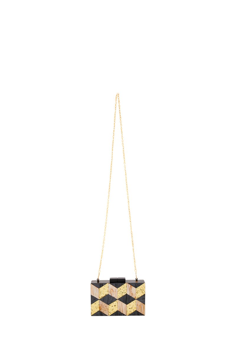 Clutch geometrico nero e beige con dettagli dorati; presenta una tracolla a catena e una finitura lucida. Forma rettangolare con chiusura a fibbia.