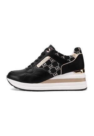 Sneaker nero realizzato in materiali in pelle e tessuto, con una tomaia decorata, accenti dorati, una suola imbottita e un tacco a zeppa.