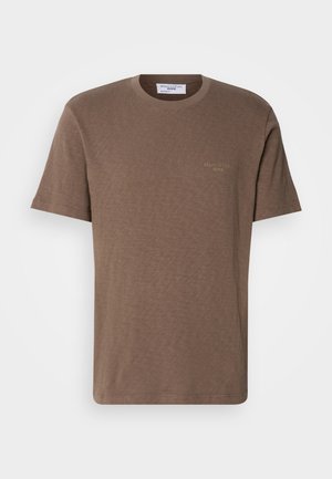 Brun bomull T-skjorte med rund hals, korte ermer og en subtil logo på brystet; lett stoff med en myk, teksturert finish.