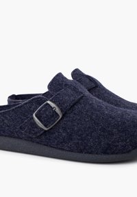 Jūriniai jausmai su apvaliu dizainu, su metaliniu sagties akcentu. Pado paviršius yra tekstūruotas, kad užtikrintų sukibimą ir suteiktų tvirtą išvaizdą.