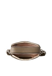Brun læder crossbody taske med lynlåslukning. Indvendigt har den et lyst mønstret for og en flad lomme. Justerbar stofrem.