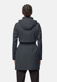 Giacca impermeabile grigia scura con cappuccio, vita cinchata e maniche lunghe. Texture liscia con una finitura leggermente lucida, design alla lunghezza del ginocchio.