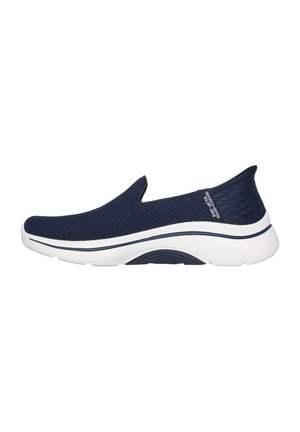 Marine slip-on sko med åndbart mesh-overdel, hvid polstret sål og tekstureret hældetail. Har et lavprofil-design for komfort.