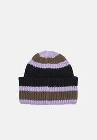 Gorro de malha com uma dobra na bainha. Apresenta riscas alternadas em preto, castanho, lavanda e roxo claro. Design texturizado e canelado.