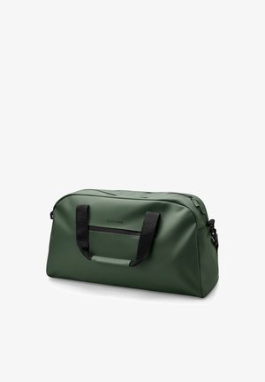 Tummanvihreä suorakaiteen muotoinen matkalaukku, jossa on mustat kahvat ja pieni vetoketjullinen etutasku, esitetty valkoisella taustalla.