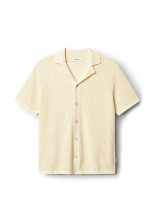 Korte mouwen, knoopshirt in lichtgeel, met een gestructureerde stof die een subtiel ribbelpatroon heeft en een notch-kraag.