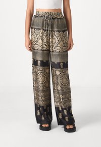 VILA VIRAMONE  - Auduma bikses - feather gray graphic