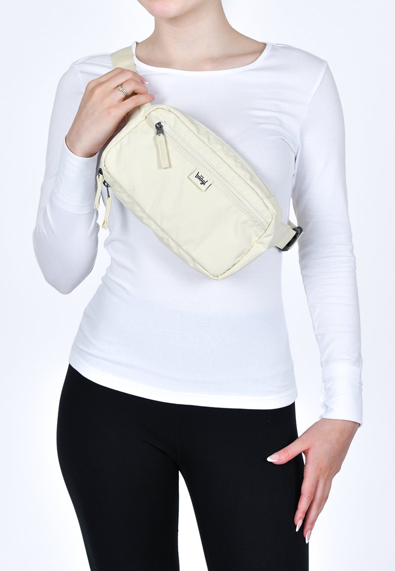 Borsa a tracolla in nylon color avorio con forma rettangolare, dotata di due tasche con zip e di una tracolla regolabile per maggiore comfort.