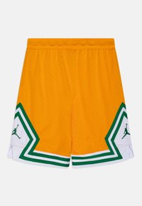 Oranžové basketbalové šortky s mřížkovou texturou, obsahující zelené a bílé geometrické akcenty a logo na každé straně. Elastický pas.