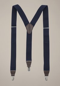Granatowe elastyczne szelki z teksturowanymi paskami, z brązowymi skórzanymi akcentami i srebrnymi klipsami do przymocowania.