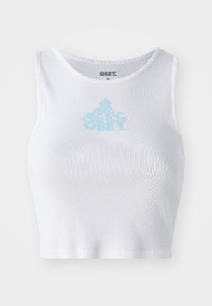 Bela rebrasta kratka majica s okruglim izrezom i svijetloplavim logotipom "OBEY" centriranim na prsima. Glatka tekstura i tijesni dizajn.
