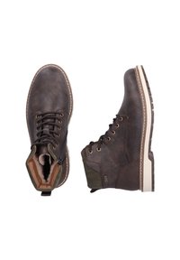 Brązowe skórzane buty z teksturowanym wykończeniem, sznurowanym designem, wyściełanym wnętrzem i kontrastującymi zielonymi akcentami na pięcie. Kremowa gumowa podeszwa.
